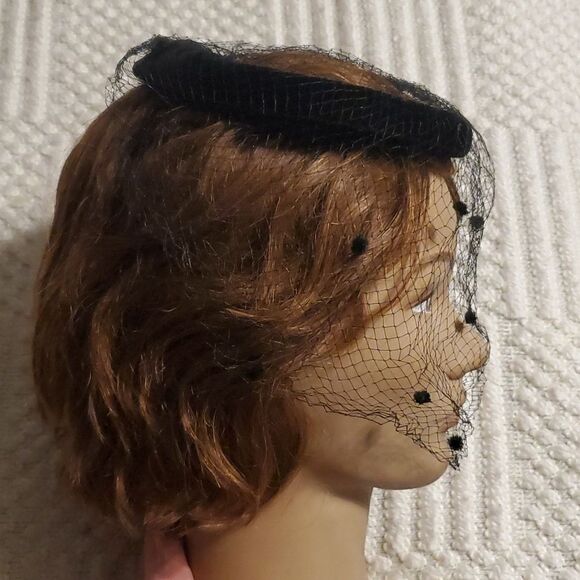 1960s Black Velvet Ring Open Top Net Hat - Picture 2 of 6